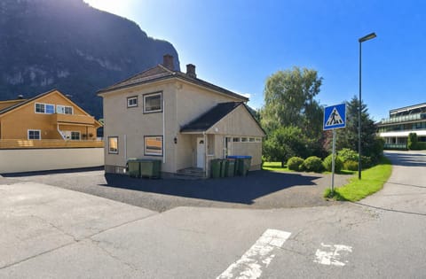 Property building, Day, Neighbourhood, Natural landscape, Mountain view, Street view