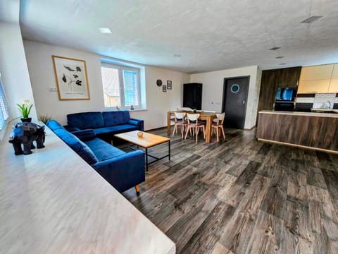 TV and multimedia, Kitchen or kitchenette, Living room, Seating area