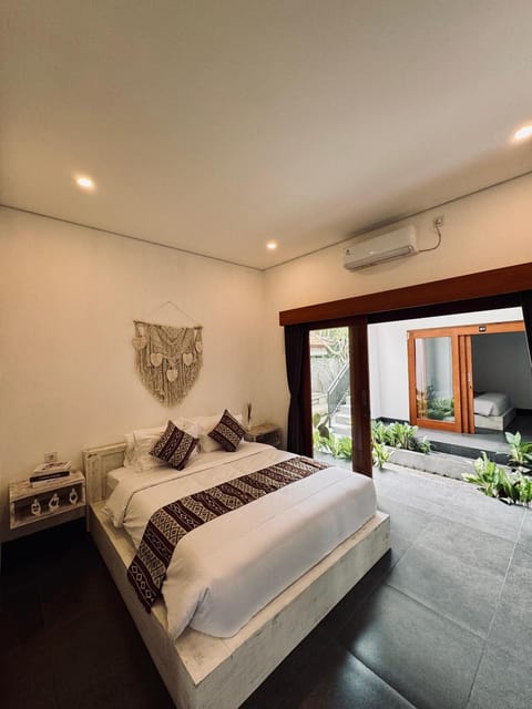 Bed, Photo of the whole room, Bedroom, air conditioner