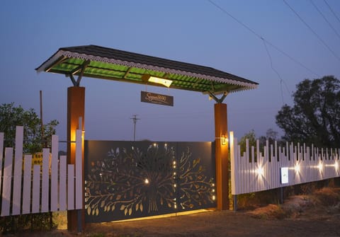 Facade/entrance