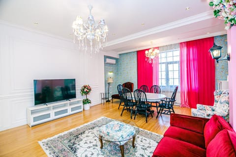 Communal lounge/ TV room, TV and multimedia, Living room, Seating area, Dining area, Evening entertainment