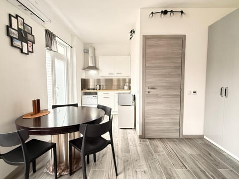 Kitchen or kitchenette, Dining area, stove