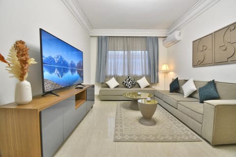 Communal lounge/ TV room, TV and multimedia, Living room, Seating area, Evening entertainment, air conditioner