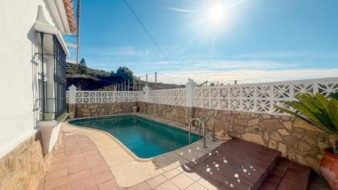 View (from property/room), Balcony/Terrace, Swimming pool, sunbed