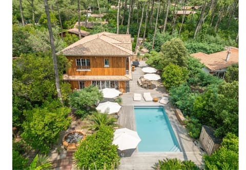 Property building, Patio, Spring, Day, Natural landscape, Bird's eye view, Garden, Garden view, Pool view, Swimming pool, sunbed