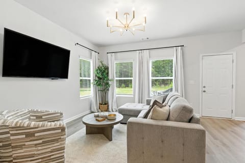 Oak & Ember Retreat with Firepit home House in Athens