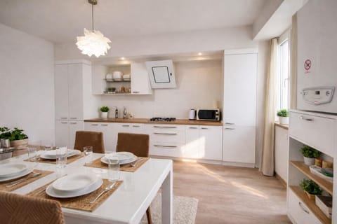 Coffee/tea facilities, Kitchen or kitchenette, Food and drinks, Dining area, stove