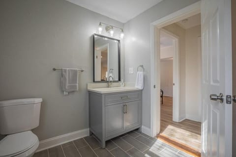 Cara's Cottage - 2 miles from Sanford Stadium home House in Athens