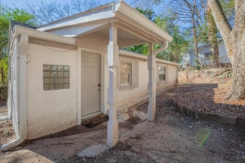 Cara's Cottage - 2 miles from Sanford Stadium home House in Athens