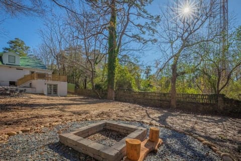 Cara's Cottage - 2 miles from Sanford Stadium home House in Athens
