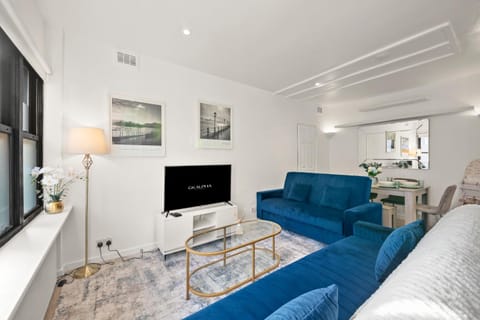 Communal lounge/ TV room, TV and multimedia, Living room, Seating area, Evening entertainment