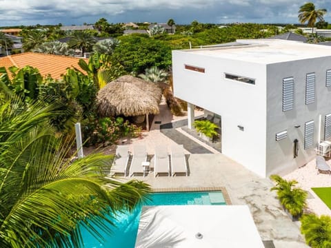 Property building, Garden, Swimming pool