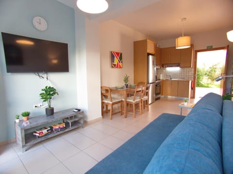 TV and multimedia, Kitchen or kitchenette, Living room, Seating area, Dining area, oven