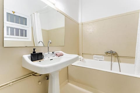 Boutique 5BDT-3 ΒATH Apt with Eclectic Style- Acropolis Apartment in Athens