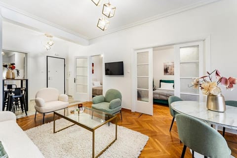 Boutique 5BDT-3 ΒATH Apt with Eclectic Style- Acropolis Apartment in Athens