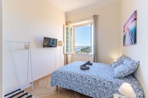 Bed, TV and multimedia, Bedroom