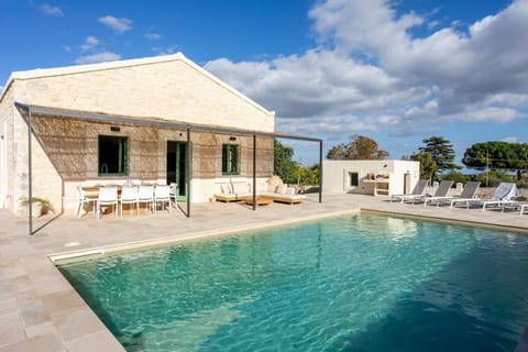 Property building, Swimming pool, sunbed