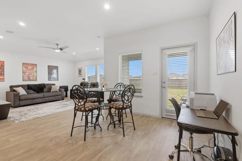 Sunset Creek Sanctuary - Spacious Family Home home House in Rosenberg