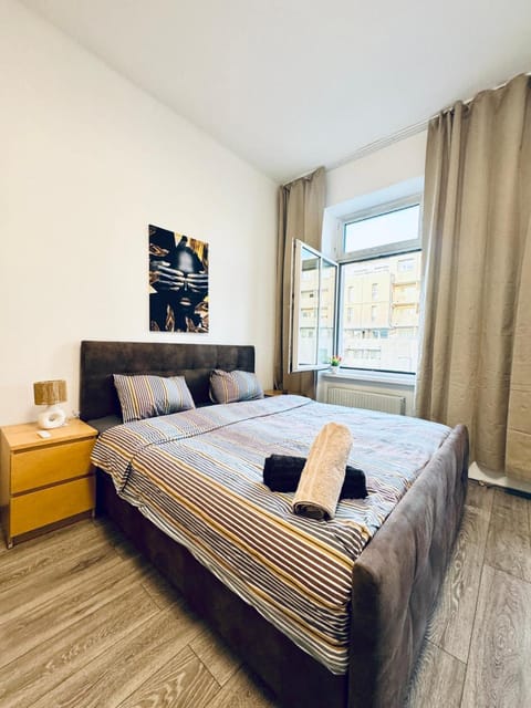 Bed, Photo of the whole room, Bedroom, towels