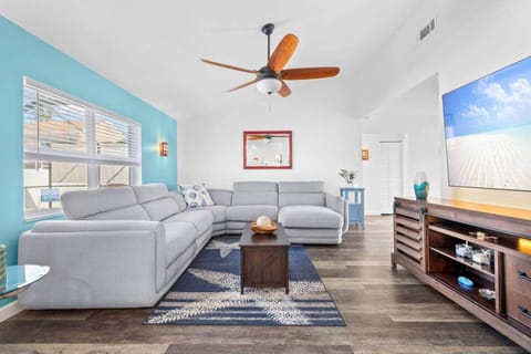 3 TVs Pool Spa W/D Netflix 20 mins to Airport A/C House in Pinellas Park