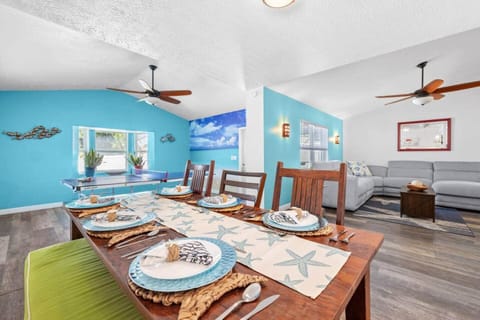 3 TVs Pool Spa W/D Netflix 20 mins to Airport A/C House in Pinellas Park