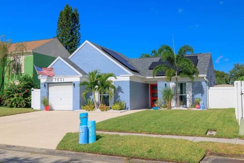 3 TVs Pool Spa W/D Netflix 20 mins to Airport A/C House in Pinellas Park