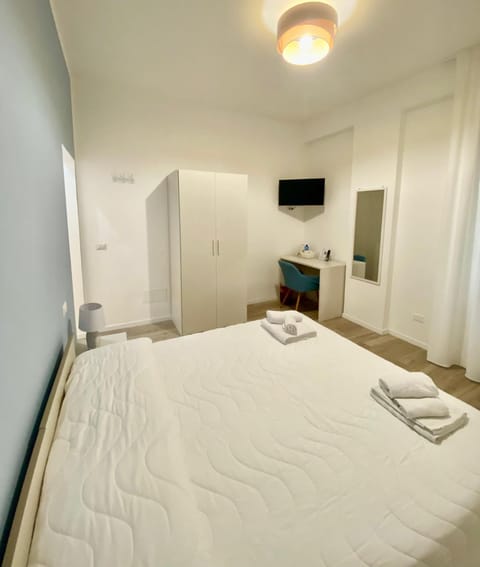 Bed, TV and multimedia, Photo of the whole room, Bedroom, towels, wardrobe