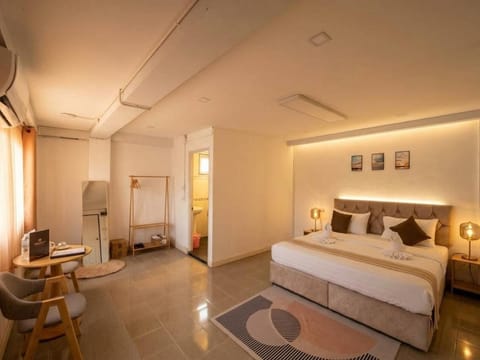 Bed, Bathroom, Photo of the whole room, Seating area, Bedroom, room service, air conditioner