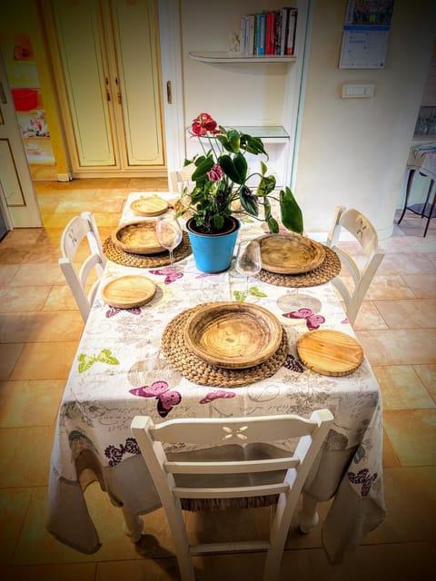 Food and drinks, Dining area, Food