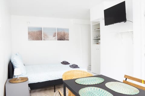 Bed, TV and multimedia, Living room