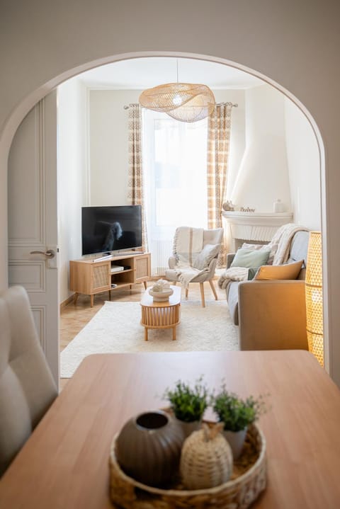 Communal lounge/ TV room, TV and multimedia, Living room, Seating area, Evening entertainment