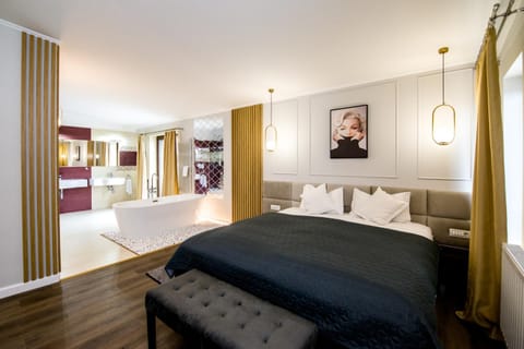 Bed, Photo of the whole room, Bedroom, Bath