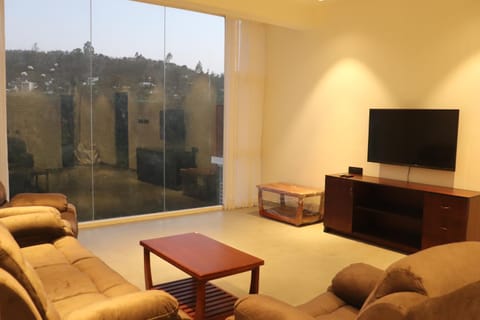 Communal lounge/ TV room, TV and multimedia, View (from property/room), Living room, Seating area, Evening entertainment, Mountain view, Mountain view