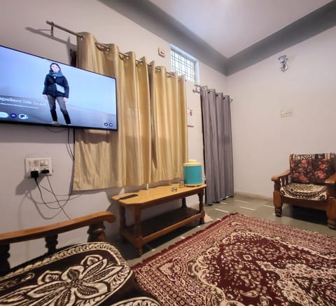 Communal lounge/ TV room, TV and multimedia, Living room, Seating area, Evening entertainment