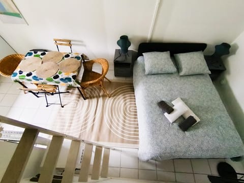 Bed, Living room, Photo of the whole room