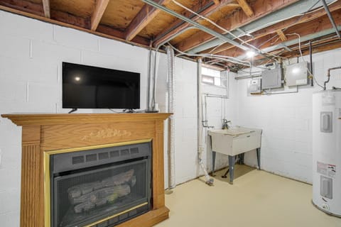 Red Line to Downtown! Inviting Home in Cleveland House in East Cleveland