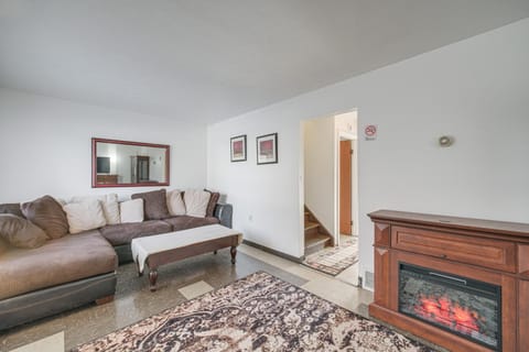 Red Line to Downtown! Inviting Home in Cleveland House in East Cleveland