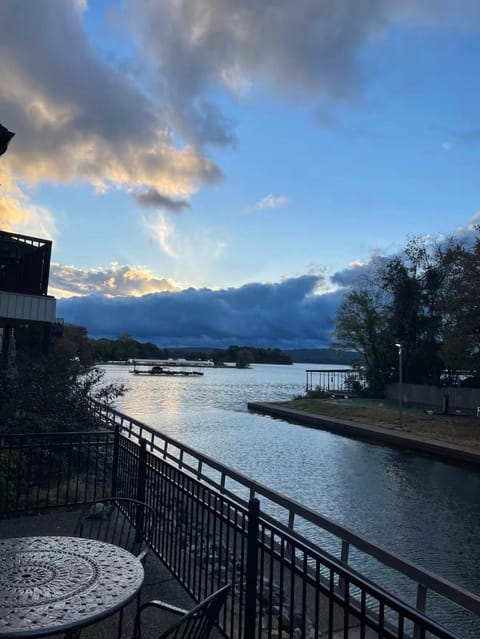 Hot Springs Lakefront Condo Apartment in Lake Hamilton
