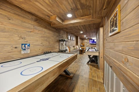 Bigfoots Lodge by the Lake - Dale Hollow Cabin with Sauna, Fire Pit, and Game Room Cabin in Byrdstown