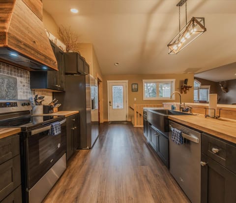 Magnificent 7 Home for 19 House in Glacier National Park