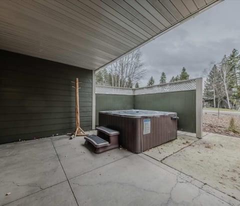 Magnificent 7 Home for 19 House in Glacier National Park