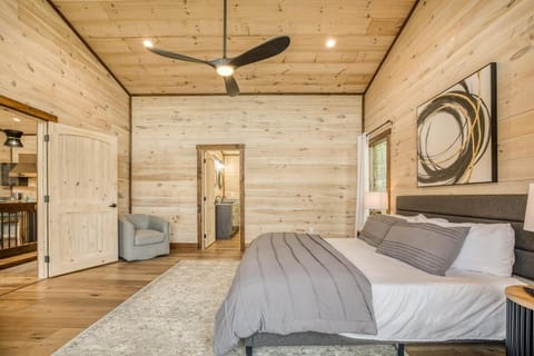 Luxury Retreat Heated Pool Spa Games Sleeps 16 House in Mineral Bluff