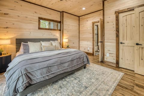 Luxury Retreat Heated Pool Spa Games Sleeps 16 House in Mineral Bluff