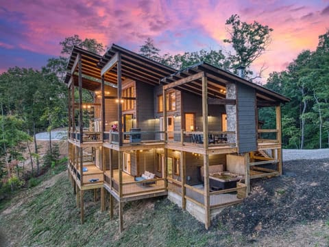 Luxury Retreat Heated Pool Spa Games Sleeps 16 House in Mineral Bluff