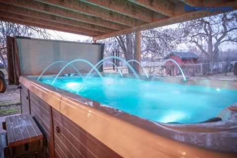 Hot Tub, Swimming pool