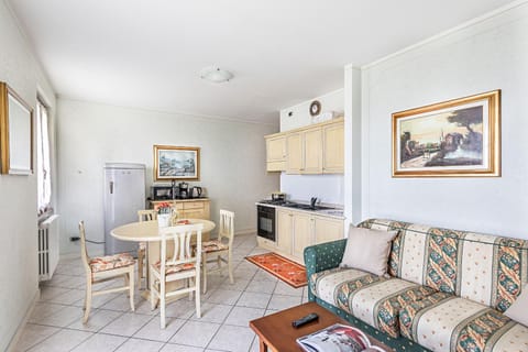 Kitchen or kitchenette, Living room, Dining area, oven, stove