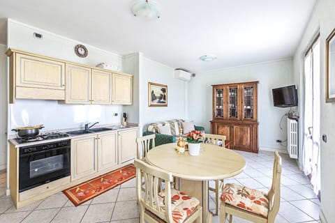 TV and multimedia, Kitchen or kitchenette, Living room, Dining area, dishwasher, oven, stove