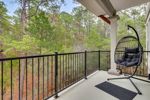 Treehouse Escape in Tahitian Village House in Bastrop