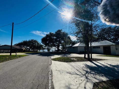 Studio Havana, Peaceful riverside retreat Bed and Breakfast in Channelview