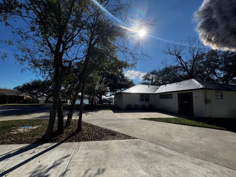 Studio Havana, Peaceful riverside retreat Bed and Breakfast in Channelview